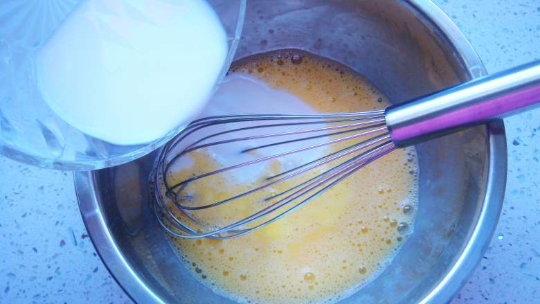 蕾丝芥末卷,蕾丝制作：<a style='color:red;display:inline-block;' href='/shicai/ 9'>鸡蛋</a>一个打入盆中。加入盐，搅打散后加入牛奶搅拌均匀。