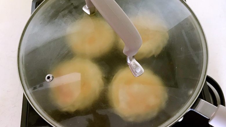韭菜鸡蛋馅饼,盖上锅盖，煎制3分钟左右