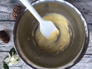 可可萨布雷裂纹曲奇（适合烘焙小白）,将黄油软化至可以用刮刀轻搅至顺滑的状态