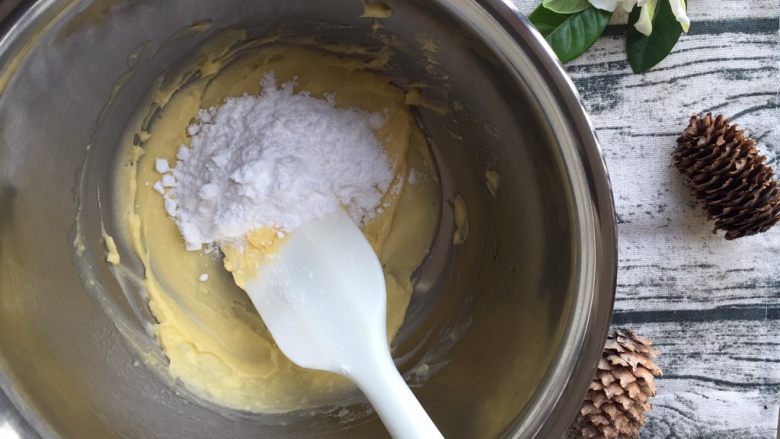 可可萨布雷裂纹曲奇（适合烘焙小白）,将30克糖粉放入黄油中并将二者搅匀