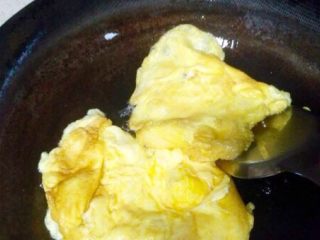 番茄鸡蛋竹升面,油温七成时倒入鸡蛋液炒制蛋液凝固膨胀
