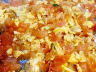番茄鸡蛋竹升面,鸡蛋液膨胀凝固倒入番茄丁翻炒，加入少许盐，炒至番茄软烂出汁