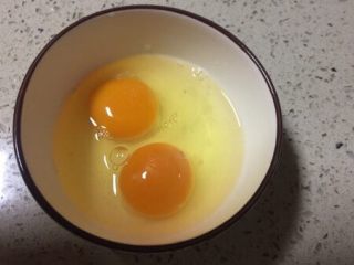 番茄鸡蛋竹升面,鸡蛋打入碗，加半勺盐调均匀