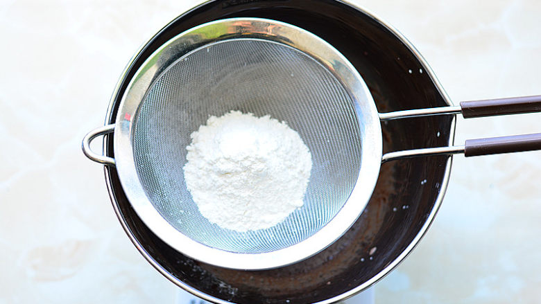 脏脏蛋糕,搅拌好的可可糊里，筛入40克的低筋面粉，（过筛的主要作用是可以去除粉类储存过程中产生的结块，让面粉更蓬松）
