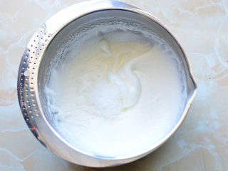 脏脏蛋糕,用电动打蛋器搅打至体积增大一倍，再加入1/3细砂糖。