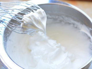 脏脏蛋糕,打至湿性发泡的状态就
可以了。打蛋器上可以拉出小弯钩（如下图所示），即为湿性发泡
打好蛋白箱后就可以预热烤箱了，160度预热。