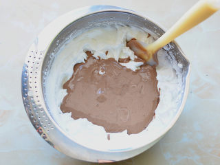 脏脏蛋糕,然后将混合好的可可面糊全部倒入剩余的蛋白霜里，刮刀画Z字形快速翻拌均匀。拌好的面糊细腻有光泽。