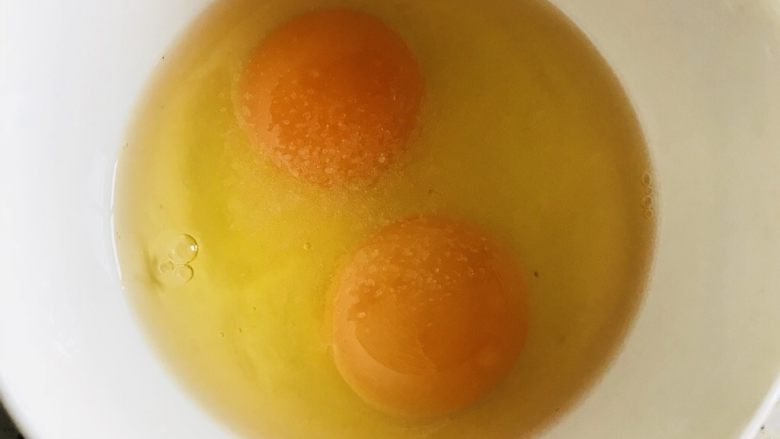 姜片鸡蛋汤,鸡蛋敲碗面
