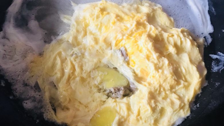 姜片鸡蛋汤,浮起来说明熟了 加入一勺盐 半勺鸡精拌匀即可食用