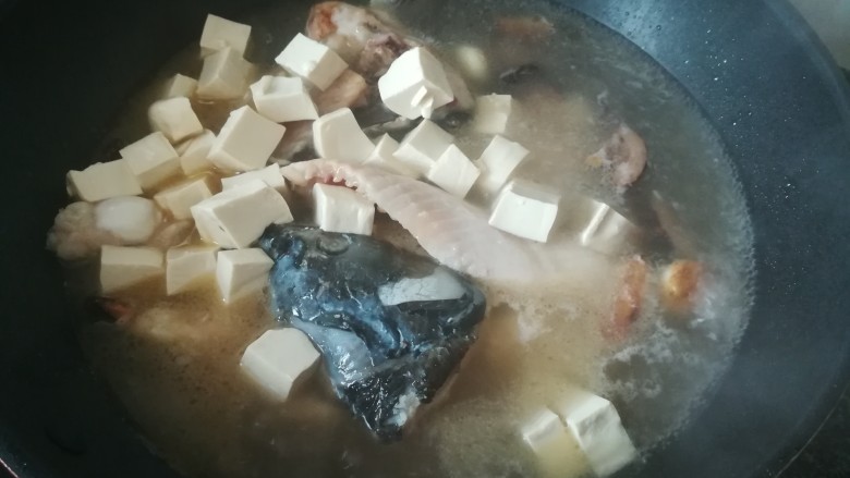 最益智补脑的鱼头豆腐汤,焖煮
