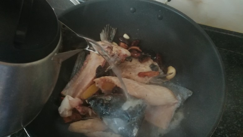 最益智补脑的鱼头豆腐汤,开水，一定要加开水焖煮，一定要注意，这样煮出来的汤汁才会浓白