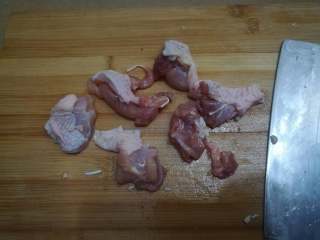 广式糯米鸡,然后将鸡腿、鸡翅切成一口大小