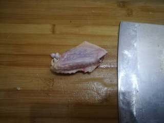 广式糯米鸡,接着是鸡翅的去骨方法，只需要两刀即可