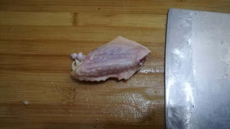广式糯米鸡,接着是鸡翅的去骨方法，只需要两刀即可