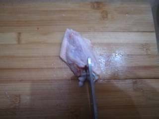 广式糯米鸡,用刀尾在两根骨头的关节处切开，图中用的刀尖是为了展示切的部位