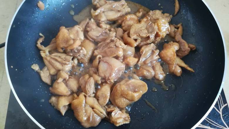 广式糯米鸡,煸炒至外边的肉断生即可，之后还要再整，现在炒熟的话会影响口感的