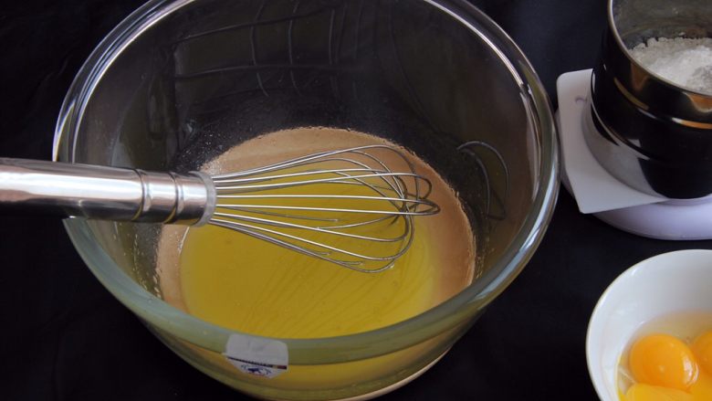 纸托小蛋糕,用蛋抽搅拌均匀，细砂糖融化于玉米油中，时间30秒左右。