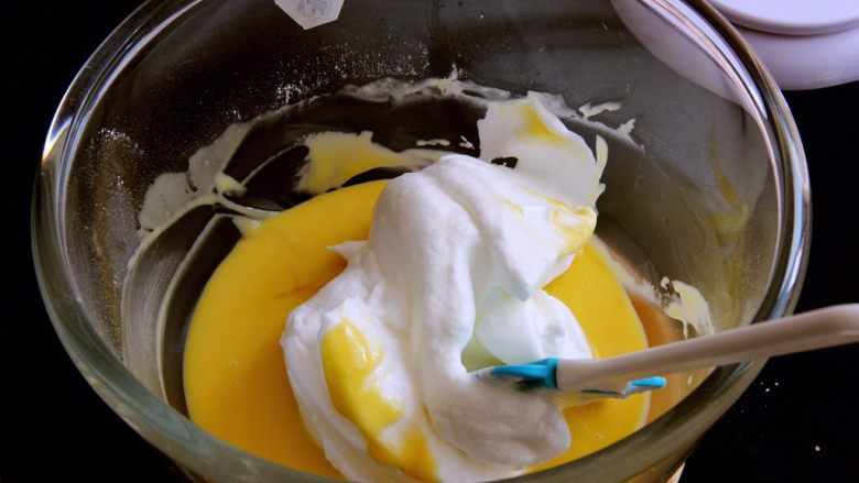 纸托小蛋糕,取三分之一的蛋白加入蛋黄糊中。