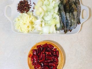 沸腾虾
,蒜切末，洋葱，大葱，花椒
