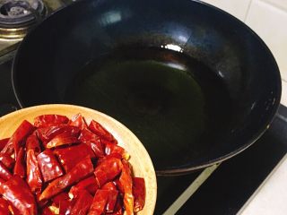 沸腾虾
,锅中油要多，烧至8成，将干辣椒，花椒，蒜末，洋葱，大葱，虾，按顺序依次下锅，搅拌一下，完工‼️
