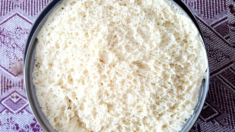 ~豆沙大包☺,待面粉发酵完毕，呈蜂窝状，取出。