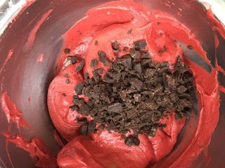 红丝绒系列纸杯蛋糕,剩下的面糊中加入巧克力碎