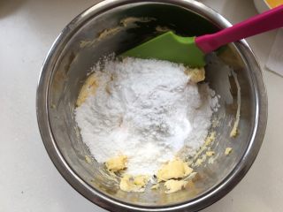 红丝绒系列纸杯蛋糕,先把黄油打散，糖粉倒入黄油中拌匀