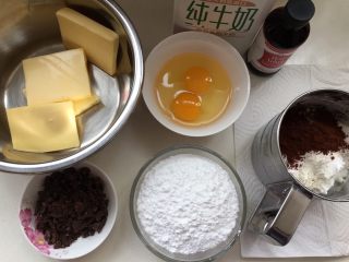 红丝绒系列纸杯蛋糕,所有材料：黄油提前软化，所有粉类称好放一起，牛奶要用室温的