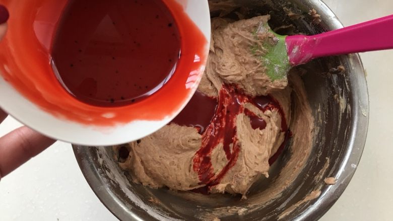 红丝绒系列纸杯蛋糕,把混合后的红丝绒牛奶液一次性倒入面糊中