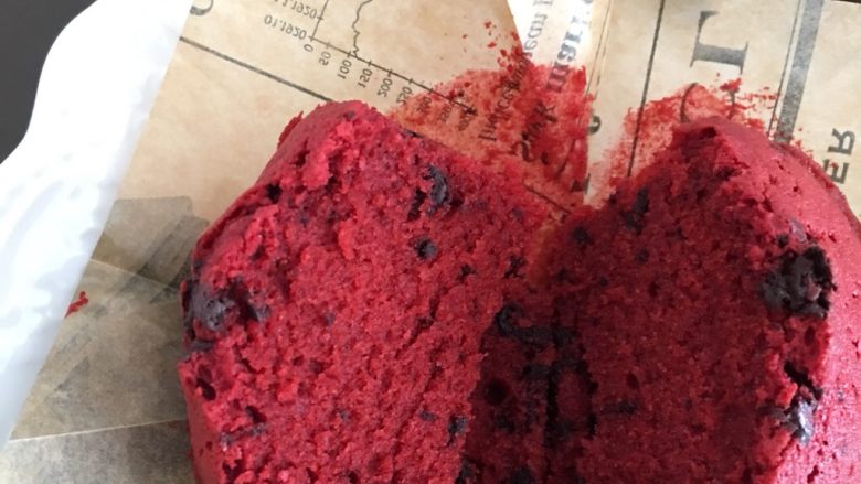 红丝绒系列纸杯蛋糕,两款都很美味哦！冷藏到第二天味道更佳！