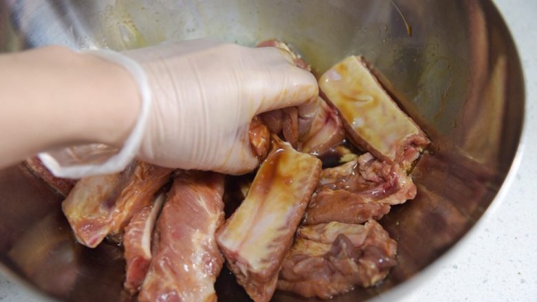 烤箱菜 | 时蔬烤肋排,将上一步的液体调料与排骨混合，用手抓匀，给排骨马杀鸡几分钟。有时间的可以先将排骨腌制一下（两小时过过夜）。这次做的是直接烤的，味道也很好。