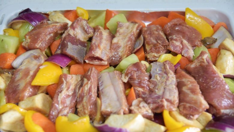 烤箱菜 | 时蔬烤肋排,烤盘铺上锡箔纸，将食材均匀的码在烤盘上。
