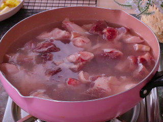 黄豆烧猪蹄,猪蹄洗净后冷水入锅焯水，水开后煮一分钟
