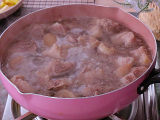 黄豆烧猪蹄,把猪蹄捞出清洗干净并控干水分备用