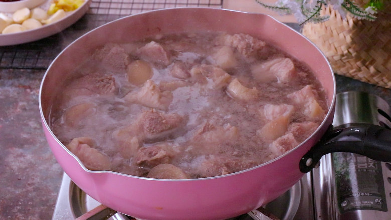 黄豆烧猪蹄,把猪蹄捞出清洗干净并控干水分备用
