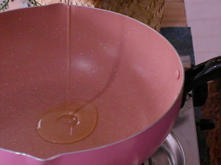 黄豆烧猪蹄,热锅凉油放入冰糖，用小火炒出糖色