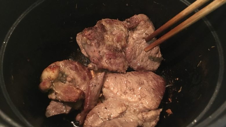 香煎煮嫩猪,煎个5分钟，记得翻面，让肉上色