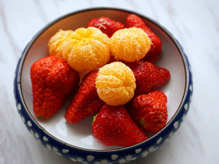 草莓大福,蒸皮的同时，将草莓清洗干净，橘子剥掉外壳待用