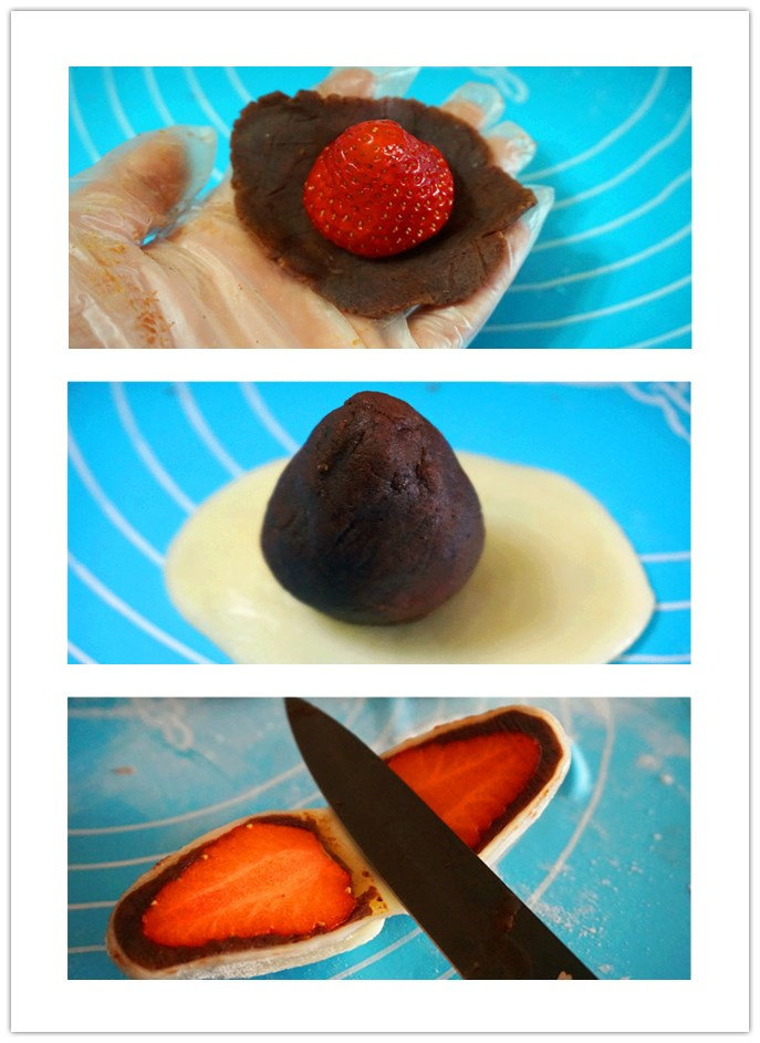 草莓大福,带上防粘手套，用手将豆沙擀平，将草莓放在中间均匀包裹，取下18g一个的粉团，用擀面杖擀成圆形，将红豆沙包好的草莓尖部放在粉皮中间位置，用手轻轻拉伸粉皮，使粉皮均匀的包裹住草莓，在草莓底部收口。
叨叨叨：草莓最好选择个头小的，不然做出来很大还影响美观；如果觉得很黏，还可以撒上熟糯米粉在不硅胶垫上，防止粉团粘在垫子上
