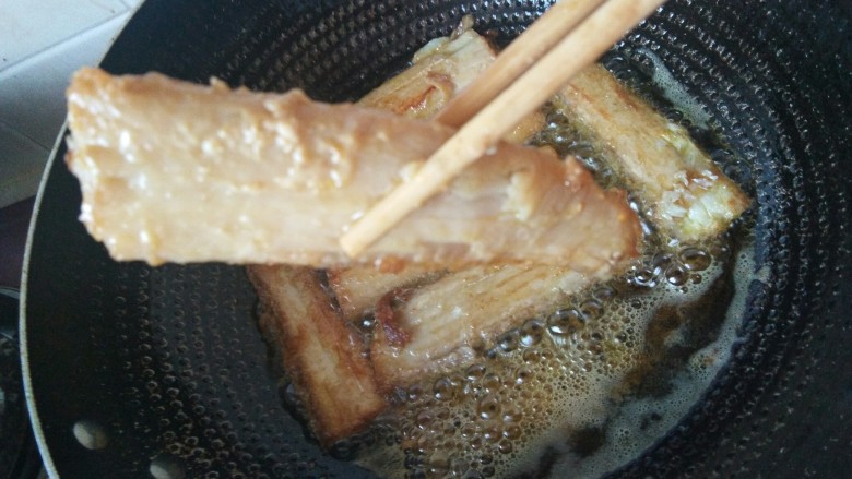 酒香煎带鱼,煎制两面金黄，我家喜欢吃比较酥脆些的，就煎的时间比较长一些。