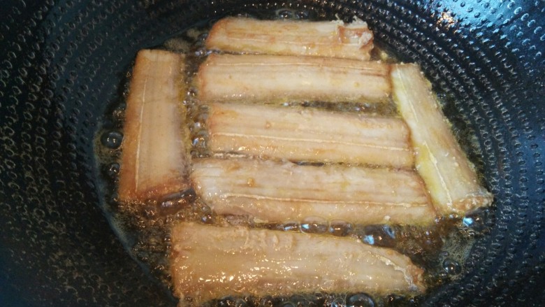 酒香煎带鱼,煎5分钟左右，用筷子翻面。