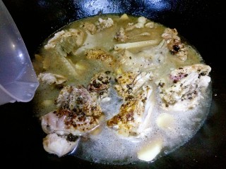 补气养血&红枣桂圆麻油鸡汤,加入半碗米酒，和适量水没过鸡肉