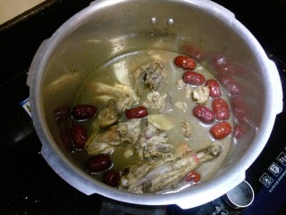 补气养血&红枣桂圆麻油鸡汤,鸡肉带汤倒入高压锅内炖，用高压锅炖的好处是方便，省时。