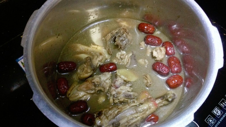 补气养血&红枣桂圆麻油鸡汤,鸡肉带汤倒入高压锅内炖，用高压锅炖的好处是方便，省时。