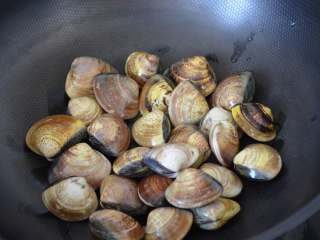文蛤蒸蛋,取新鲜的文蛤，大小一定要均匀。