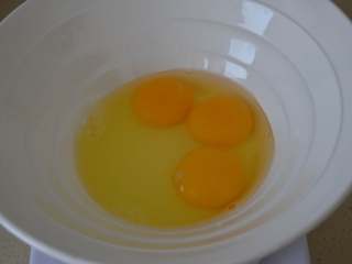 文蛤蒸蛋,土鸡蛋三个，打入大碗内。
