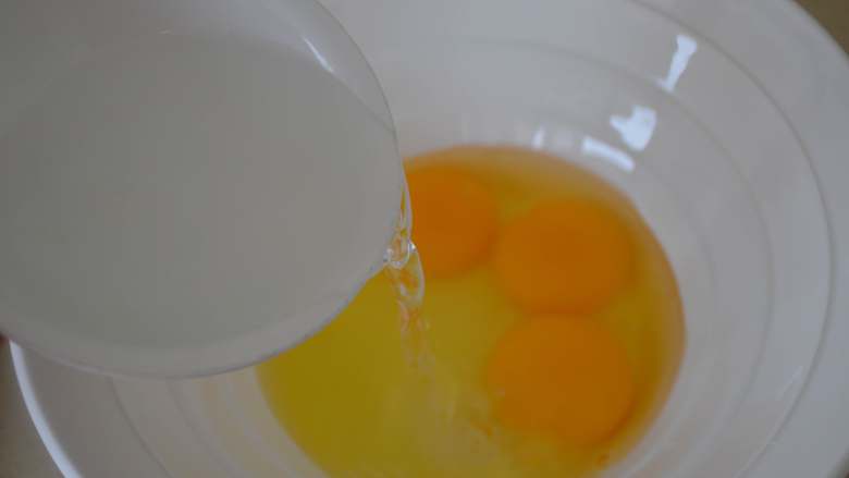 文蛤蒸蛋,按1比1的比例加入晾凉的蛤蜊水或清水。
