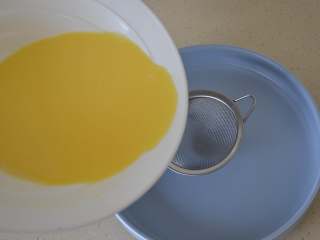 文蛤蒸蛋,过筛，倒入准备好的蒸蛋容器内。