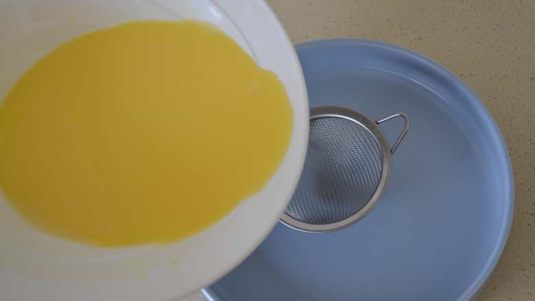 文蛤蒸蛋,过筛，倒入准备好的蒸蛋容器内。