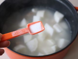 排骨炖白萝卜,出锅之前5分钟加入2勺盐；；
